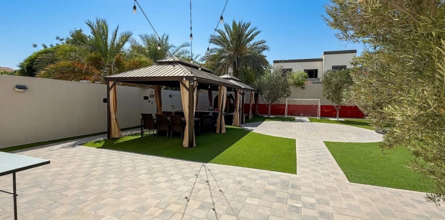 Villa in Dubai, UAE 3 bedrooms, 677.7 sq.m. № 718491