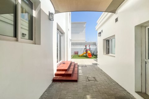 Willa do wynajęcia w Al Quoz, Dubai, ZEA 4 sypialnie, 464.52 mkw., nr 776857 - zdjęcie 3