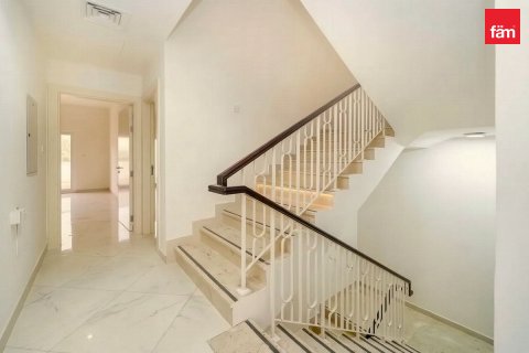 Villa te huur in Dubai, VAE 4 slaapkamers, 199 vr.m., nr 769680 - foto 16
