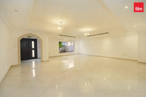 Villa te huur in Dubai, VAE 4 slaapkamers, 199 vr.m., nr 769680 - foto 11