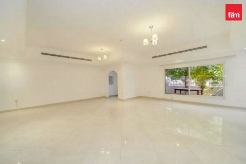Villa te huur in Dubai, VAE 4 slaapkamers, 199 vr.m., nr 769680 - foto 5