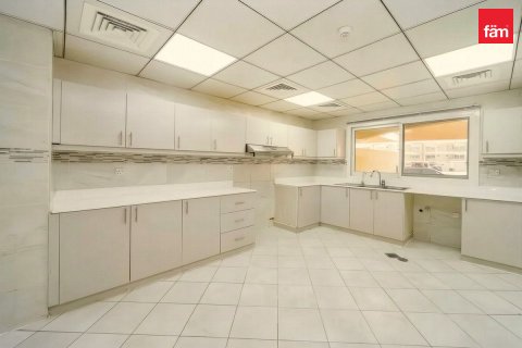 Villa te huur in Dubai, VAE 4 slaapkamers, 199 vr.m., nr 769680 - foto 10