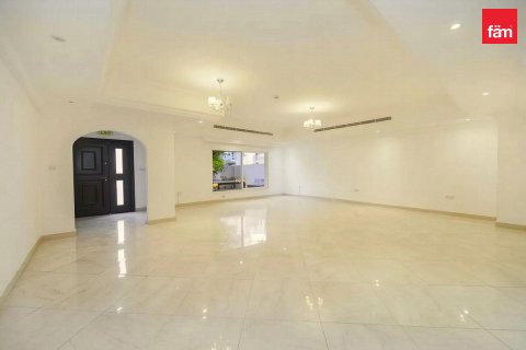 Villa te huur in Dubai, VAE 4 slaapkamers, 199 vr.m., nr 769680 - foto 8