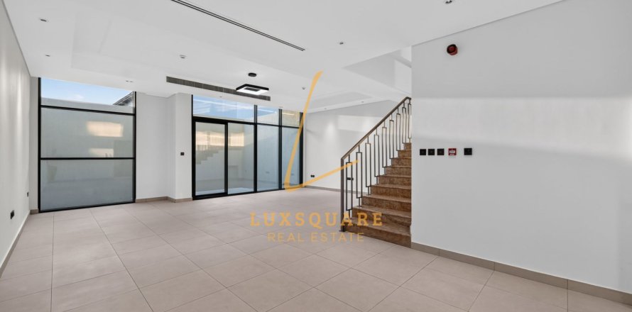 Maison de ville à Dubai Investment Park, Dubai, EAU: 3 chambres, 288 m2 № 769739