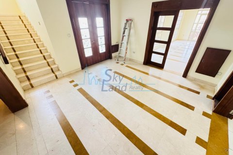 Villa in Umm Suqeim, Dubai, UAE 4 bedrooms, 372 sq.m. № 659626 - photo 11