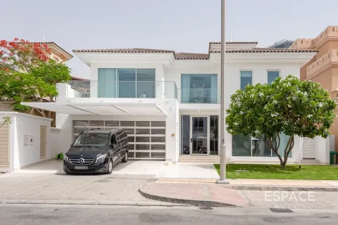 Villa in Palm Jumeirah, Dubai, UAE 6 bedrooms, 505 sq.m. № 661116