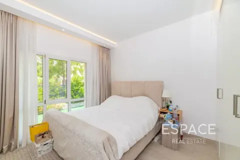 Vila v Meadows, Dubai, SAE 6 spální, 505 m2 č. 738210 - Fotografia 14