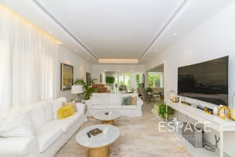 Vila v Meadows, Dubai, SAE 6 spální, 505 m2 č. 738210 - Fotografia 3