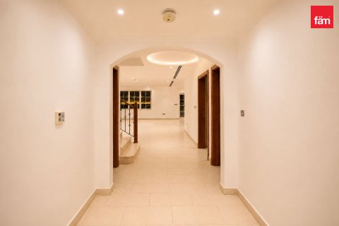 Villa til leie i Dubai, Emiratene 4 soverom, 762.3 kvm Nr. 751184 - Foto 2