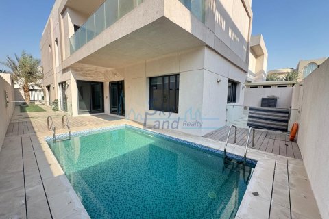 Vila u Jumeirah, Dubai, UAE 4 spavaćih soba, 390 m2 Br. 658897 - fotografija 3