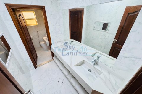 Vilë në Jumeirah, Dubai, Emiratet e Bashkuara Arabe 5 dhoma gjumi, 465 m2. № 658899 - Foto 13