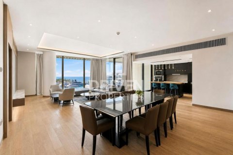 Apartment in Jumeirah, Dubai, UAE 3 bedrooms, 250.65 sq.m. № 758981