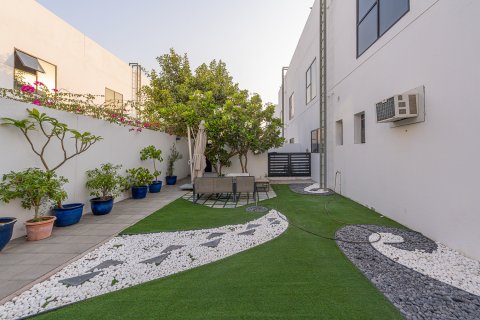 Vilë në Umm Suqeim, Dubai, Emiratet e Bashkuara Arabe 4 dhoma gjumi, 390.19 m2. № 750916 - Foto 20