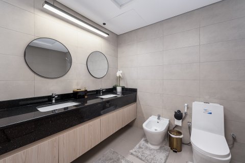 Vilë në Umm Suqeim, Dubai, Emiratet e Bashkuara Arabe 4 dhoma gjumi, 390.19 m2. № 750916 - Foto 17