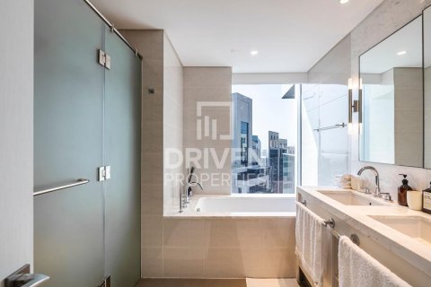 Huoneisto Downtown Dubai (Downtown Burj Dubai), Arabiemiraatit 2 makuuhuonetta, 155.52 m2 № 761692 - kuva 13