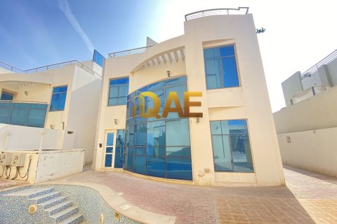 Vilë në Umm Suqeim, Dubai, Emiratet e Bashkuara Arabe 5 dhoma gjumi, 455.2 m2. № 278481 - Foto 13