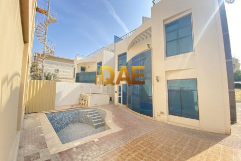 Vilë në Umm Suqeim, Dubai, Emiratet e Bashkuara Arabe 5 dhoma gjumi, 455.2 m2. № 278481 - Foto 14