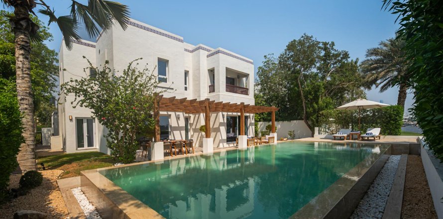 Villa à Al Garhoud, Dubai, EAU: 4 chambres, 334.45 m2 № 749769