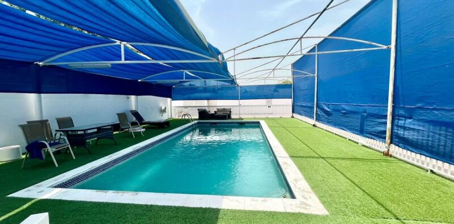 Villa en Al Barsha, Dubai, EAU 5 dormitorios, 1393.5 m² № 637528