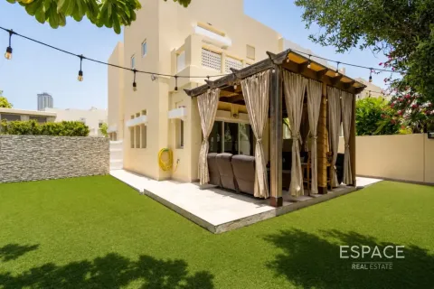 Ridamaja asukohaga The Lakes, Dubai, AÜE: 4 magamistoaga, 203 m² Nr 738092