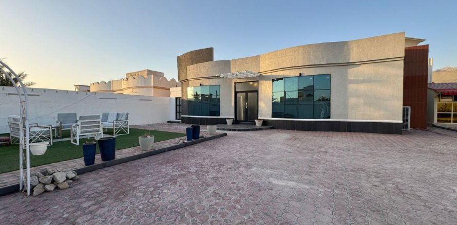 Вілла в Рас-эль-Хайма, ОАЕ 5 спалень, 929м2 № 734704