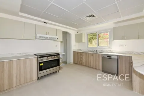 Villa sa Meadows, Dubai, UAE 5 silid-tulugan, 353 sq.m. № 738453 - larawan 2