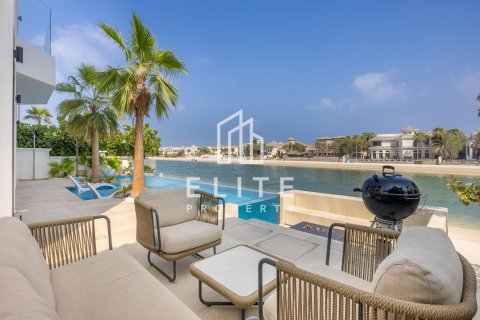 Villa in Palm Jumeirah, Dubai, UAE 5 bedrooms, 632 sq.m. № 764535