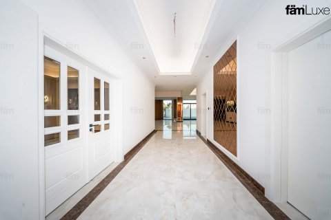 Villa in Dubai, UAE 6 bedrooms, 915 sq.m. № 702572 - photo 9