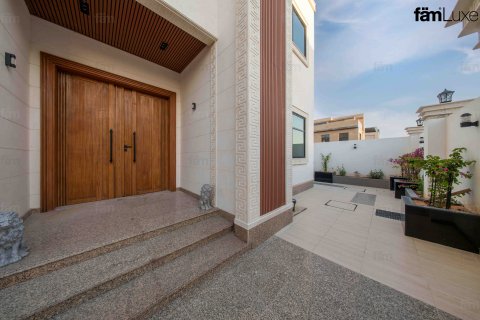 Villa in Dubai, UAE 6 bedrooms, 915 sq.m. № 702572 - photo 23
