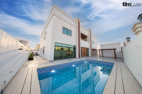 Villa in Dubai, UAE 6 bedrooms, 915 sq.m. № 702572 - photo 25