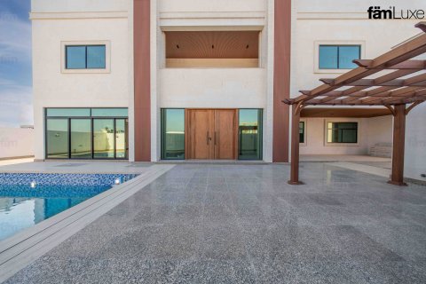 Villa in Dubai, UAE 6 bedrooms, 915 sq.m. № 702572 - photo 3