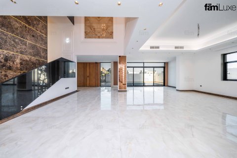 Villa in Dubai, UAE 6 bedrooms, 915 sq.m. № 702572 - photo 5