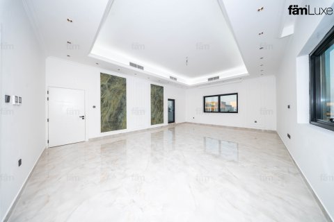 Villa in Dubai, UAE 6 bedrooms, 915 sq.m. № 702572 - photo 10