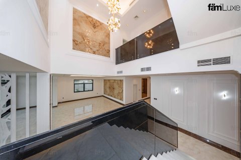 Villa in Dubai, UAE 6 bedrooms, 915 sq.m. № 702572 - photo 7