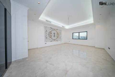 Villa in Dubai, UAE 6 bedrooms, 915 sq.m. № 702572 - photo 12