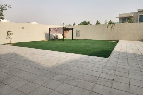 Villa in Nadd Al Sheba, Dubai, UAE 5 bedrooms, 557 sq.m. № 740635 - photo 2