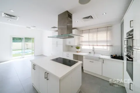Villa te huur in Meadows, Dubai, VAE 5 slaapkamers, 391 vr.m., nr 738119 - foto 8