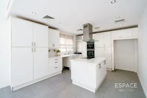 Villa te huur in Meadows, Dubai, VAE 5 slaapkamers, 391 vr.m., nr 738119 - foto 7