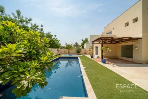Villa i Meadows, Dubai, UAE 5 soveværelser, 391 kvm № 738119