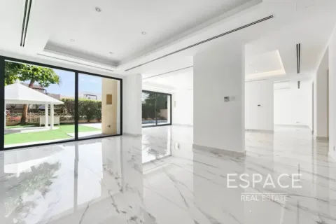 Villa asukohaga The Lakes, Dubai, AÜE: 6 magamistoaga, 569 m² Nr 738121
