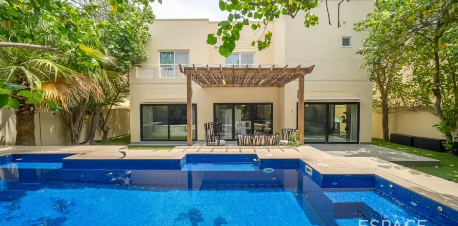 Villa en Meadows, Dubai, EAU 5 dormitorios, 390 m² № 737893