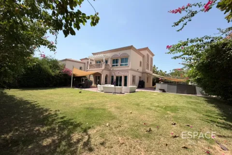 Вілла в Jumeirah Village Triangle, Дубай, ОАЕ 2 спальні, 278м2 № 738327