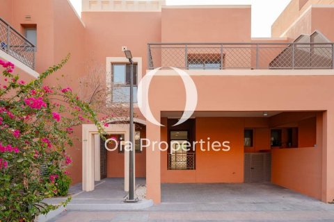 Vilë në Abu Dhabi, Emiratet e Bashkuara Arabe 4 dhoma gjumi, 273 m2. № 644683