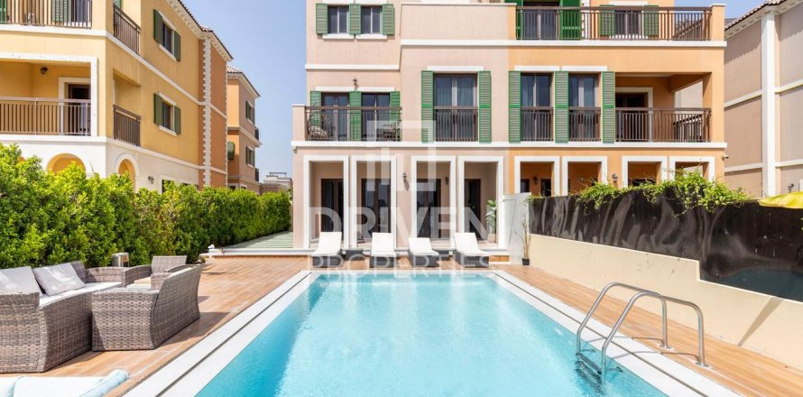 Villa in Jumeirah, Dubai, VAE 4 slaapkamers, 450.21 vr.m. nr 761504