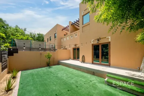 Shtëpi në qytet në Al Furjan, Dubai, Emiratet e Bashkuara Arabe 3 dhoma gjumi, 262 m2. № 737764