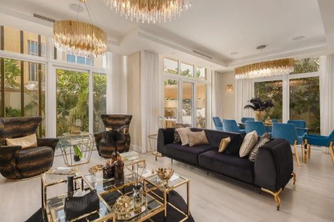 Villa til salg i Dubai, UAE 6 soveværelser, 354.66 kvm № 727014 - foto 2