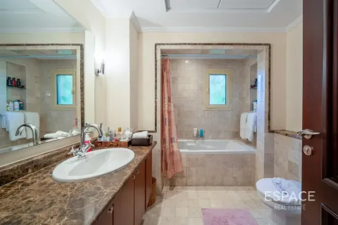 Villa till försäljning i Meadows, Dubai, UAE 6 sovrum, 596 kvm Nr. 737861 - fotografi 15