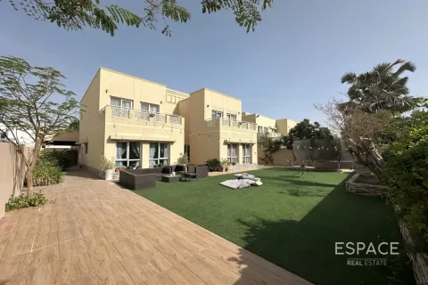 Villa i Meadows, Dubai, UAE 4 soveværelser, 332 kvm № 737863