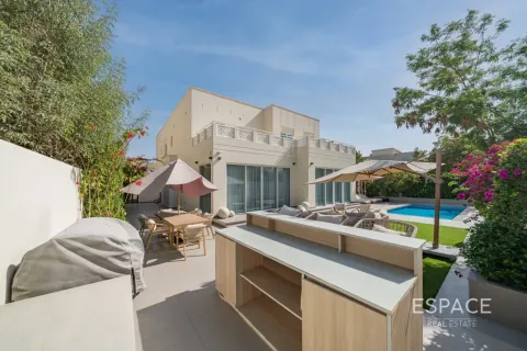 Vila v Meadows, Dubai, SAE 4 spálne, 390 m2 č. 738011 - Fotografia 18
