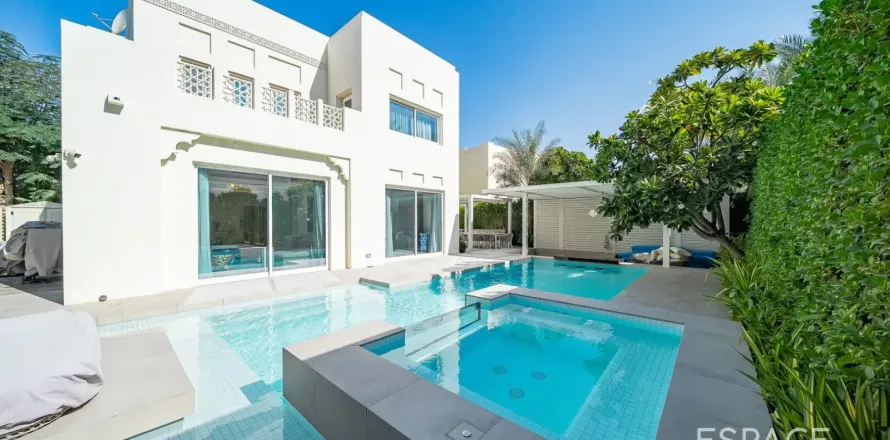 Villa en Arabian Ranches, Dubai, EAU 5 dormitorios, 418 m² № 738029